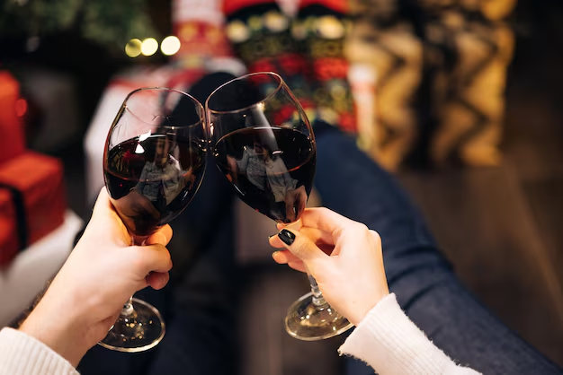 Dia dos namorados casal brindando com taças de vinho