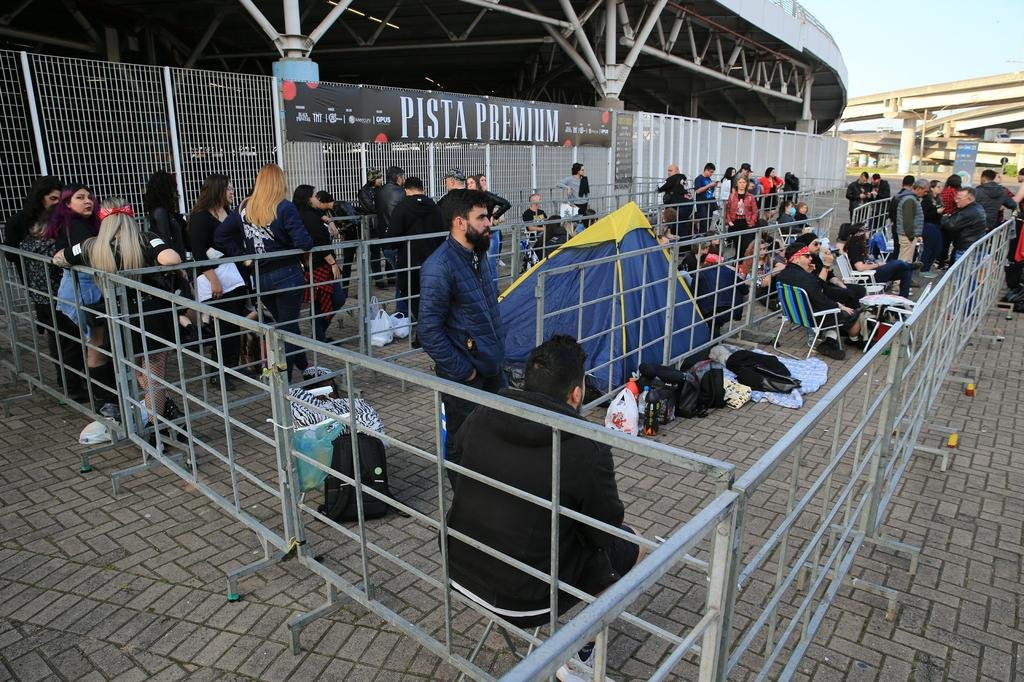 Guns N’ Roses fans na fila da Arena Opus para comprar ingressos para o show.