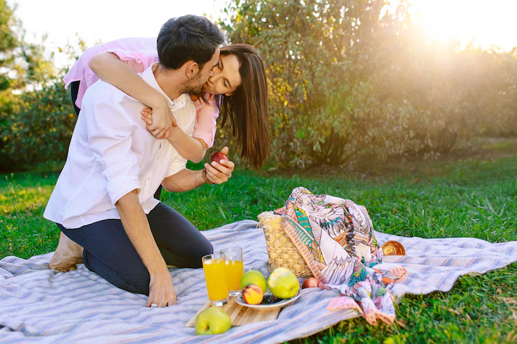 Planejamento de Viagens casal fazendo picnic