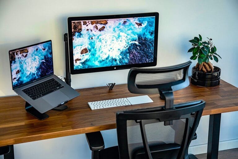 Home office perfeito, organizado e ergonômico, com cadeira e monitor para maior produtividade.