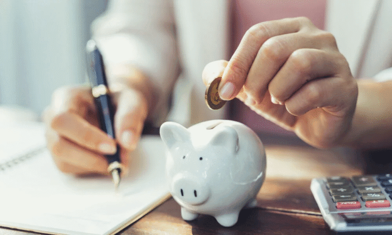 Guia sobre como economizar dinheiro ganhando pouco.