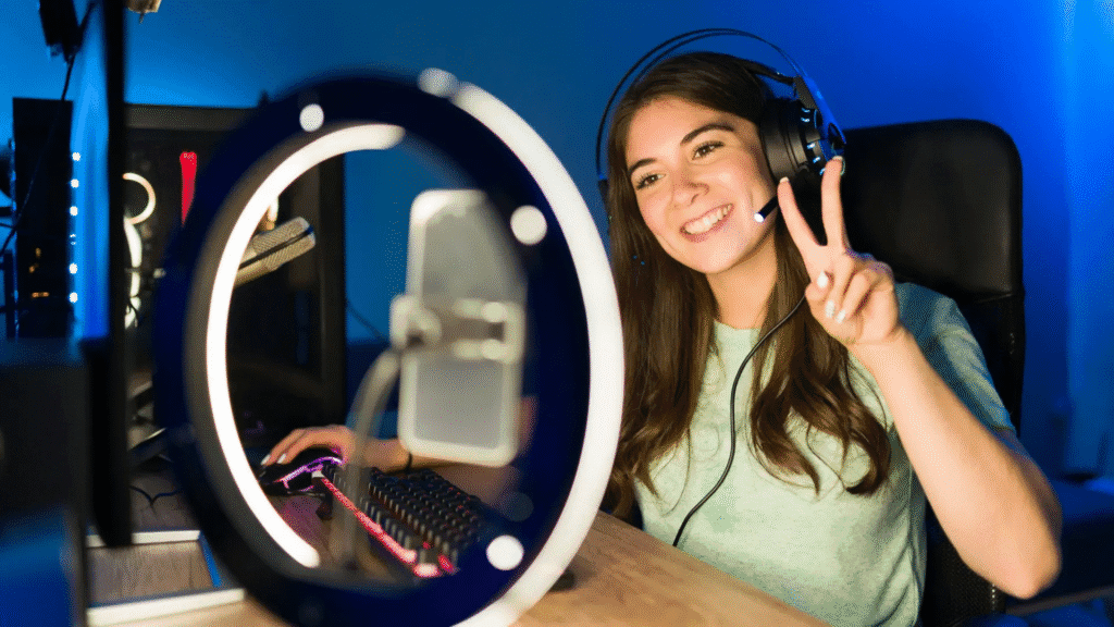 Influenciadora sorrindo enquanto grava vídeo com ring light e smartphone