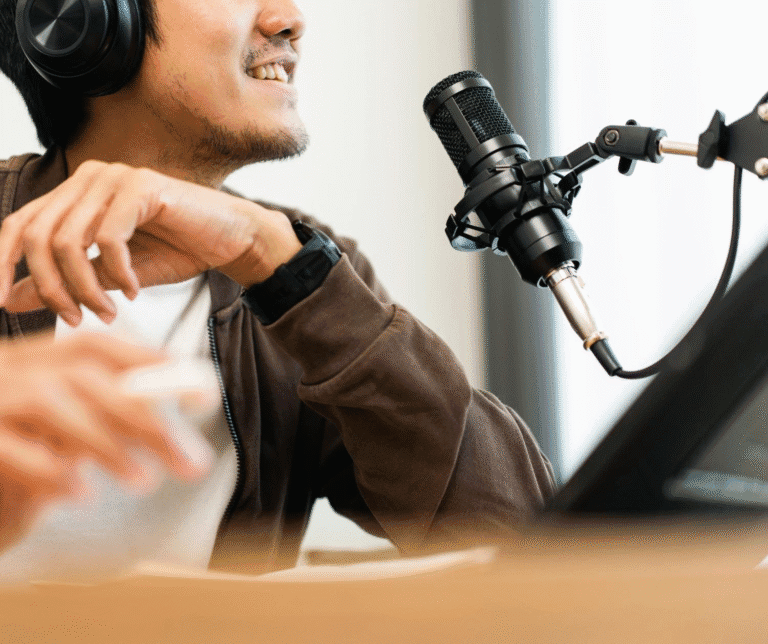 Guia de equipamentos para locutores com microfone profissional em estúdio.