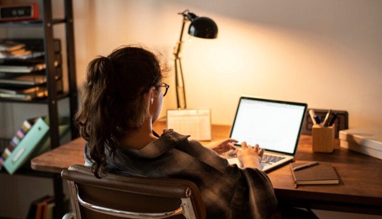 Pessoa fazendo home office noturno.