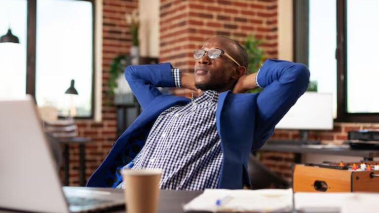 Empreendedor fazendo uma pausa relaxante em seu home office, demonstrando a importância da saúde mental para evitar o burnout.