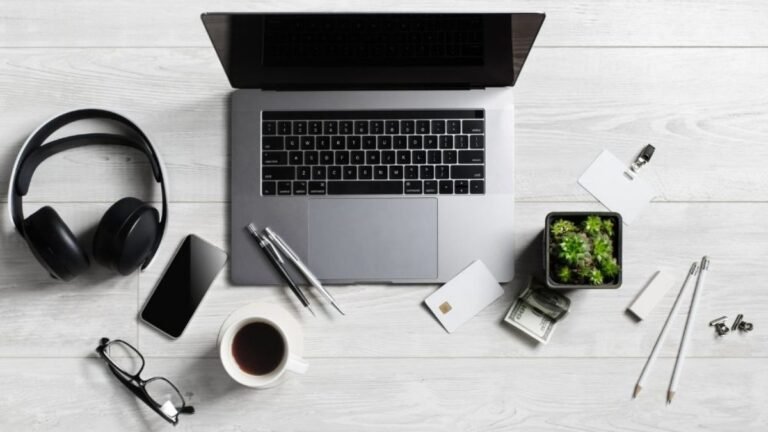 Equipamentos compondo um setup nomade digital.