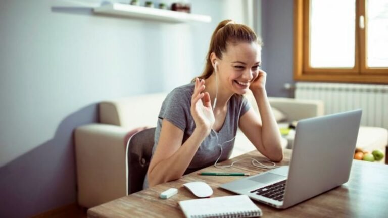 Pessoa buscando por vagas de trabalho remoto em um notebook.