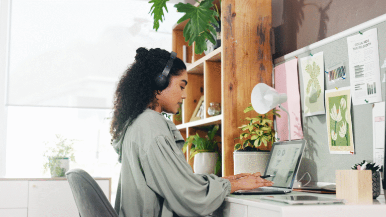 Freelancer planejando sua estratégia para conseguir seus primeiros clientes, seguindo um guia prático de prospecção.