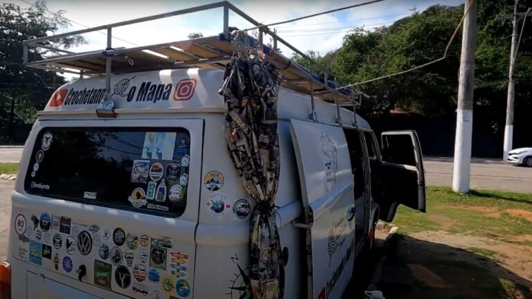 Kombi de viajantes, ilustrando as formas de trabalhar e viver na estrada.