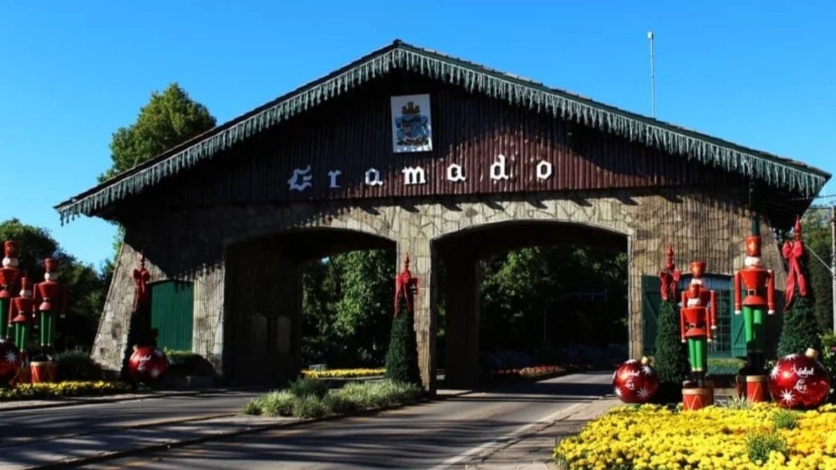 Vista do portal de entrada de Gramado, cidade da Serra Gaúcha conhecida por sua qualidade de vida e segurança.