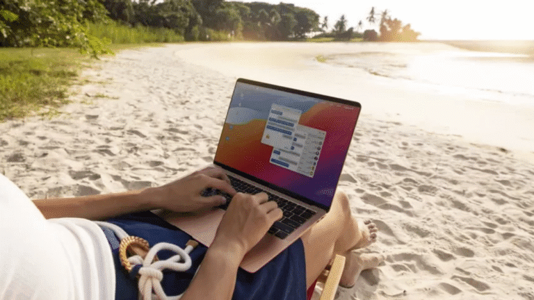 Notebook em uma mesa com vista para o mar, representando o estilo de vida de um nômade digital em Florianópolis.