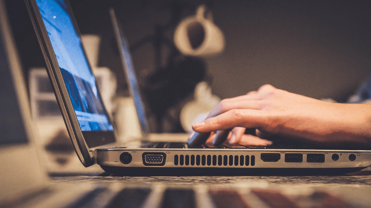 Pessoa trabalhando como nômade digital em um café na Europa, ilustrando os serviços online que permitem trabalhar viajando pelo mundo.