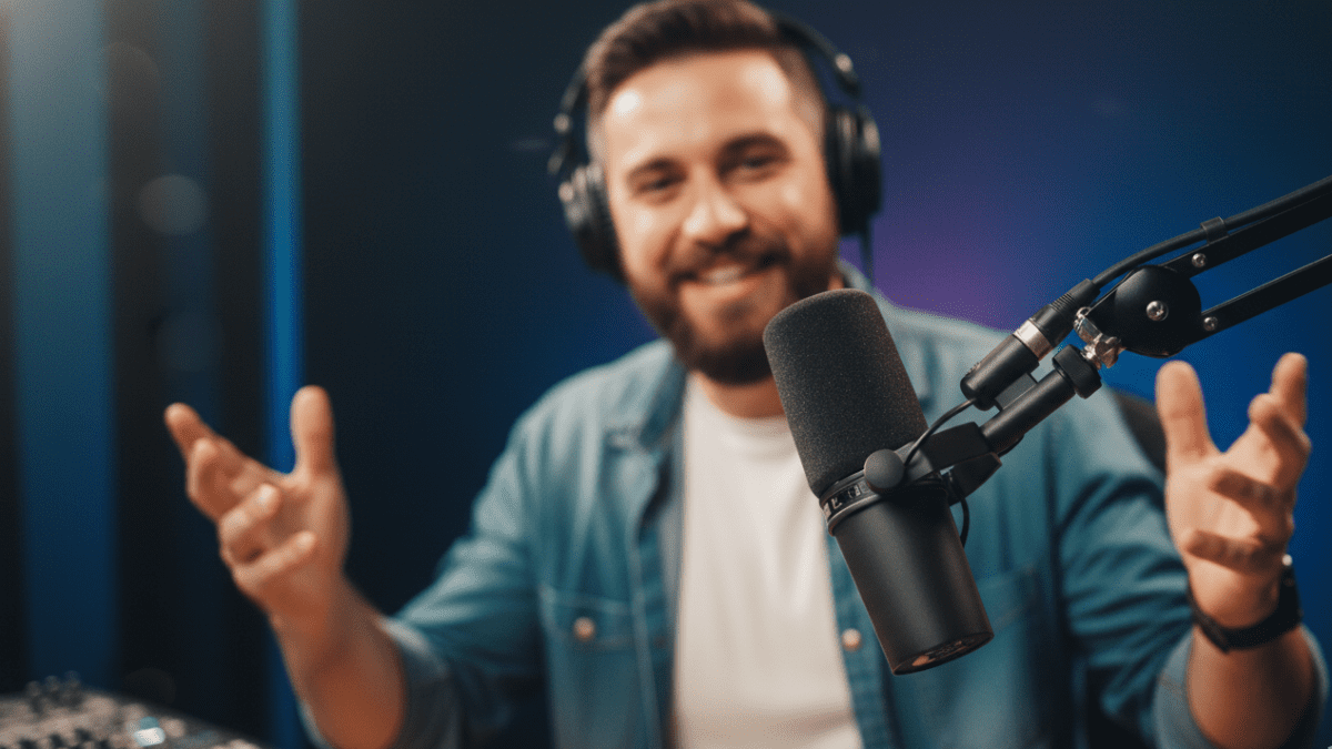 Apresentador profissional em um estúdio aplicando dicas para apresentadores e se tornando um comunicador inesquecível.