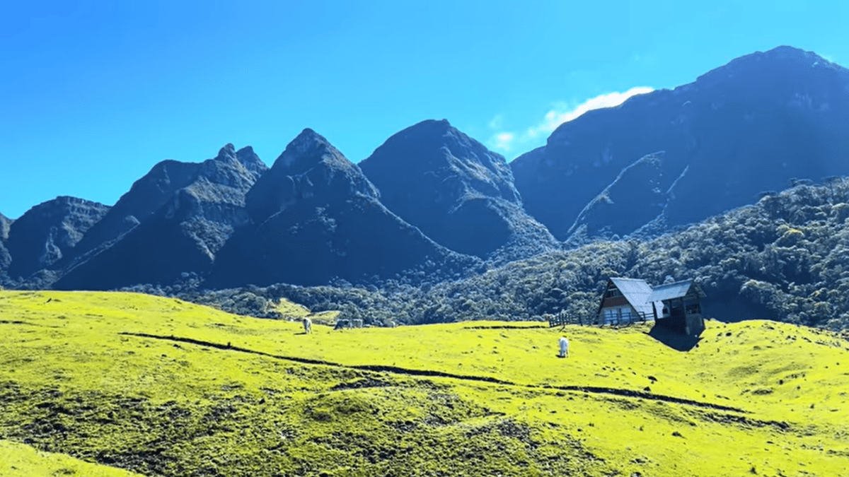 Casa isolada refletindo a paz e o propósito da vida na montanha, um estilo de vida minimalista em harmonia com a natureza.
