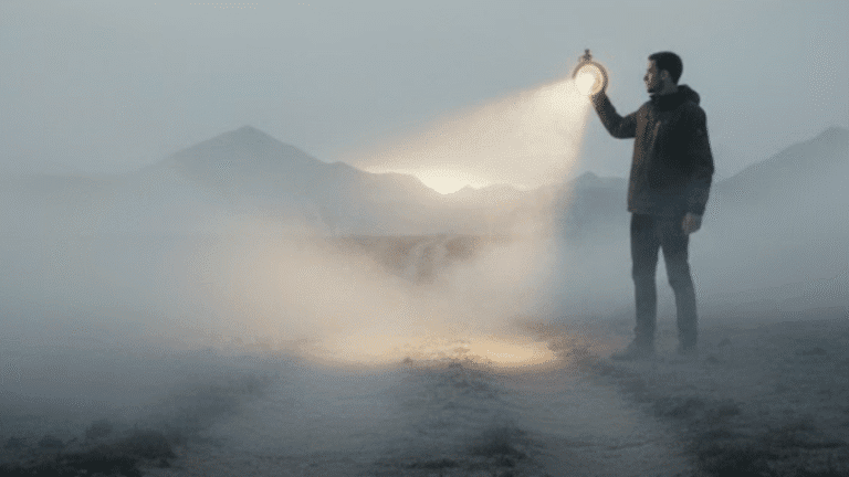 Bússola brilhante dissipando a neblina, simbolizando como a clareza precede o crescimento ao revelar o caminho a ser seguido.